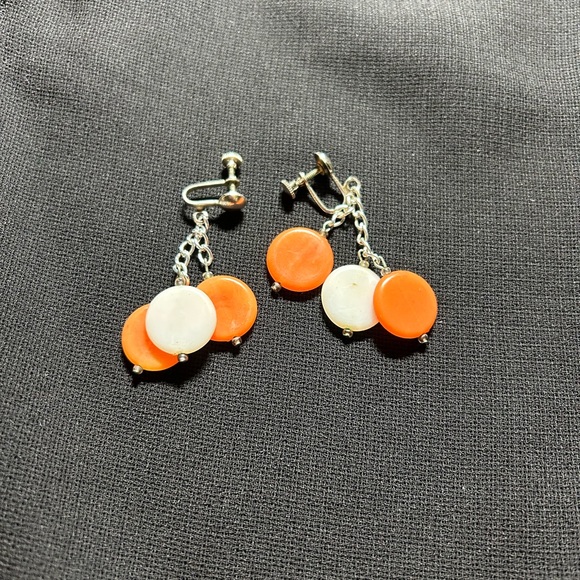 VTG Silver Plastic White and Orange Dangle screw back earrings. 60s Vibes!! - Picture 4 of 5